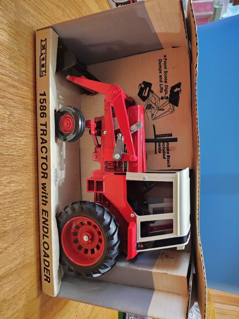 Ertl International 1586 Tractor with Endloader 1/16 scale w/scoop Die cast metal
